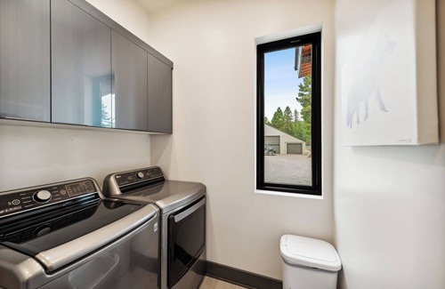 Somers House | Family friendly with 180 Degree views of Flathead Lake and Mountain Range