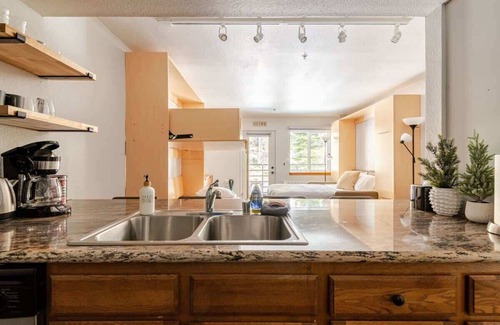 Kirkwood Apartment | Family friendly with common room, mountain views