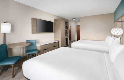 Marathon Hotel | Family & Friends Getaway! 2 Convenient Units, Free Breakfast, Outdoor Pool