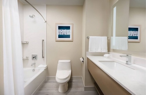 Marathon Hotel | Family & Friends Getaway! 2 Convenient Units, Free Breakfast, Outdoor Pool
