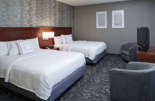 Brookfield Hotel | Family Fun at Milwaukee County Zoo! Indoor Pool!