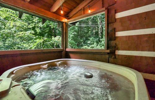 Gatlinburg - Pigeon Forge Ski Chalet | Family Fun Cabin on Bluff Mountain-Hot Tub & Game Room