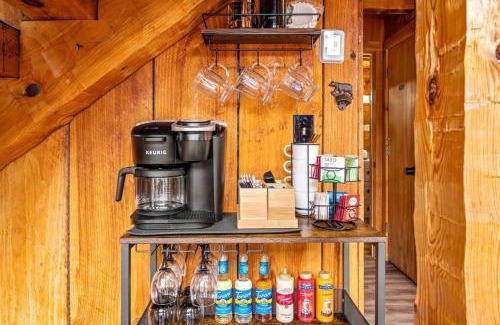 Gatlinburg - Pigeon Forge Ski Chalet | Family Fun Cabin on Bluff Mountain-Hot Tub & Game Room