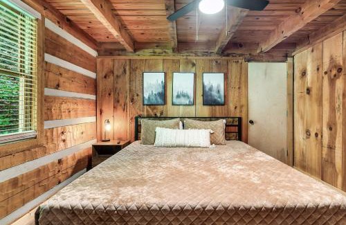 Gatlinburg - Pigeon Forge Ski Chalet | Family Fun Cabin on Bluff Mountain-Hot Tub & Game Room