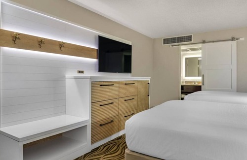 Lake Buena Vista Hotel | Family Fun: Disney Springs Across, Shuttle to Parks, 2 Comfortable Units