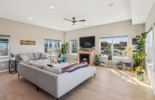 Sandusky House | Family Fun Near Cedar Point - Rooftop Lake Views