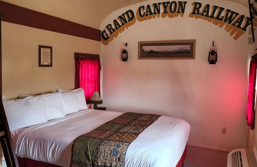 Williams Cabin | Family Fun Railcar #3 Sleeps Four!