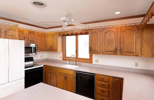Scituate House | Family Gatherings, Weddings, Pet Friendly, Steps to Beaches and Light House