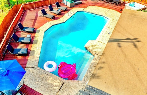 Arboretum House | Family Gem - Heated Pool, Hot tub, GameRooms, Playground, Firepit, Chess, EV…