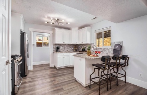 La Verkin House | Family Getaway: 4BR, Private Pool & Spa, Pickleball & RV/ATV Parking – Sleeps 10