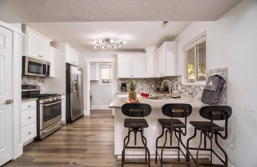 La Verkin House | Family Getaway: 4BR, Private Pool & Spa, Pickleball & RV/ATV Parking – Sleeps 10