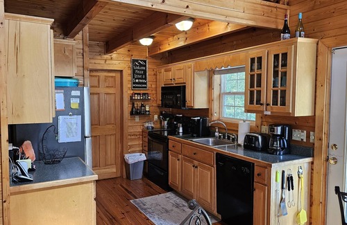 Blairsville Cottage | *FAMILY GETAWAY*Deck/Firepit/HOT TUB & Fireplace