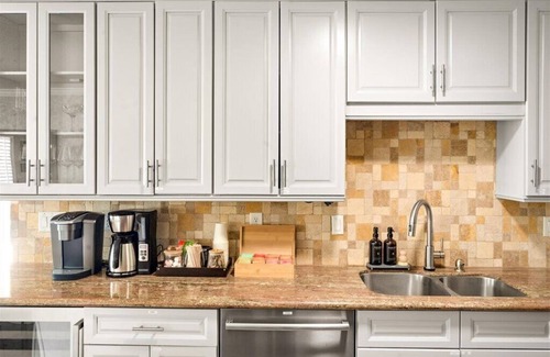 South Scottsdale House | Family Getaway: Diving Pool, Hot Tub, 8 min to Old Town, 6BR/3.5BA, Pet-friendly