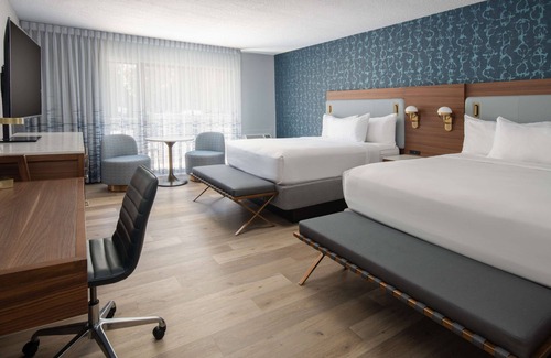 Port Angeles Hotel | Family Getaway! Outdoor Pool, Parking, Pets Allowed, Near Ted's Tree Park!