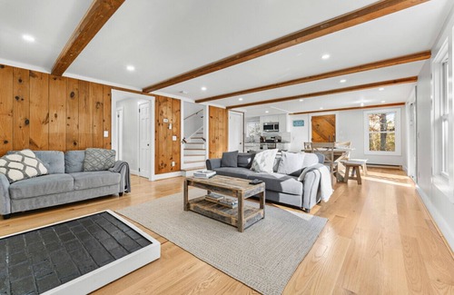 Vineyard Haven House | Family Getaway Walkable to Town