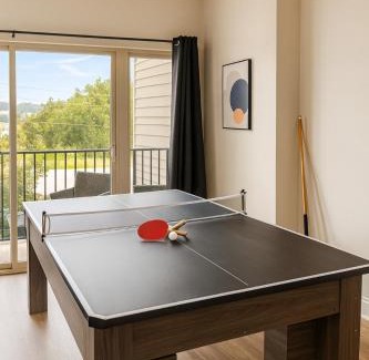 Glen Iris Apartment | Family Group Retreat 3 Queens Pool Table 4th