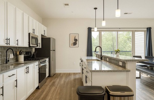 Glen Iris Apartment | Family & Group Retreat|3 Queens + Pool Table 4th