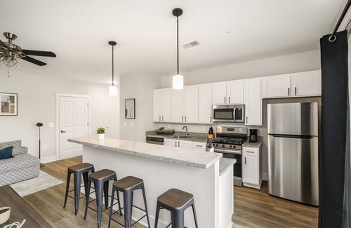 Glen Iris Apartment | Family & Group Retreat|3 Queens + Pool Table 4th