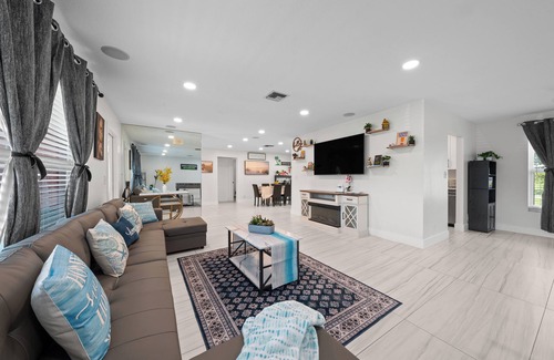 Riviera Beach House | Family Home, 4 Miles to Beach, Near Airport, walk to Rapids Water Park, Cacti Park sports tournaments