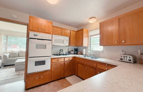 Willowick House | Family Home Across from Park & Pool Access