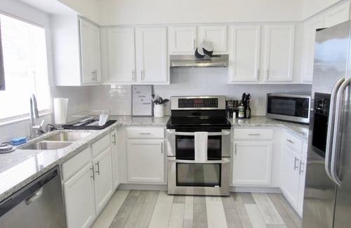 Homosassa House | Family Home - Minutes from Springs with King Size Bed and generous amenities!