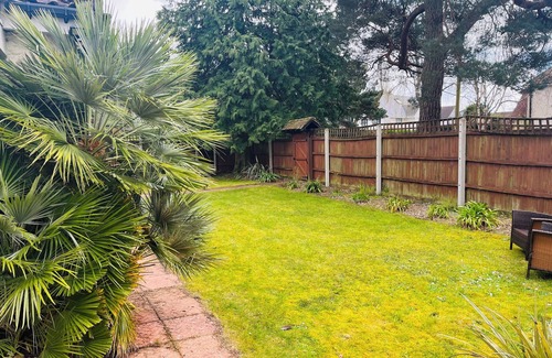 Poole House | Family Home on a secluded plot *5 minute drive to Sanbanks/Branksome Beaches*