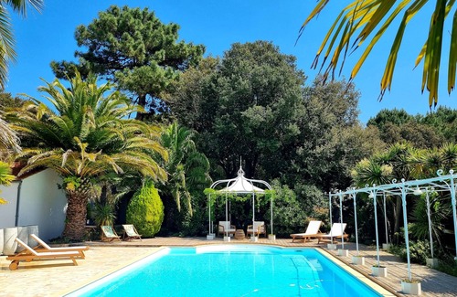 Dolus-d'Oleron House | Family home sleeps 10, Swimming pool, Jacuzzi, Petanque, Gym.