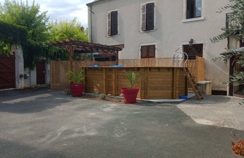 Saint-Gaultier Cottage | Family Home with Private Pool, Wood Stove, A/C & Parking - Central Saint-Gaultier