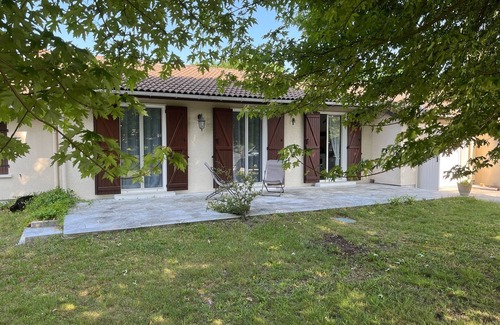 Hourtin House | Family home with large garden close to town center