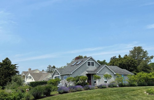 Charlestown House | Family house on Ninigret Pond in Arnolda East