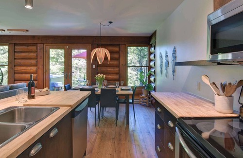 Lac Superieur Village Ski Chalet | Family Lake Access Chalet w/Spa