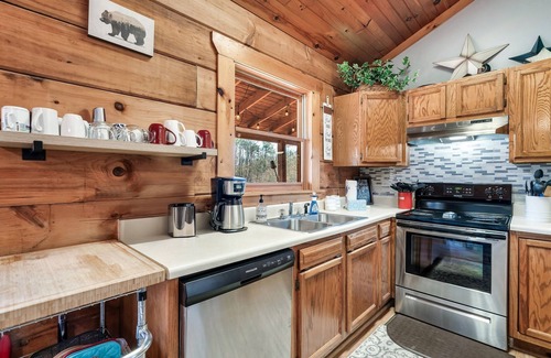 Sevierville Cabin | Family Log Cabin, Sleeps 11, Fireplace, Hot Tub, Arcade, Pong, Location+