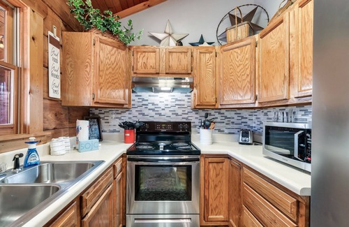 Sevierville Cabin | Family Log Cabin, Sleeps 11, Fireplace, Hot Tub, Arcade, Pong, Location+