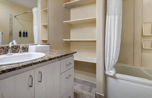 Canyon Corridor Resort | Family Oasis Retreat: Stylish Unit, Poolside Fun, Aerial Tram and Zoo Adventures