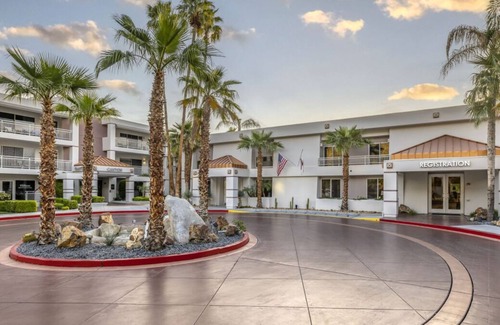 Canyon Corridor Resort | Family Oasis Retreat: Stylish Unit, Poolside Fun, Aerial Tram and Zoo Adventures