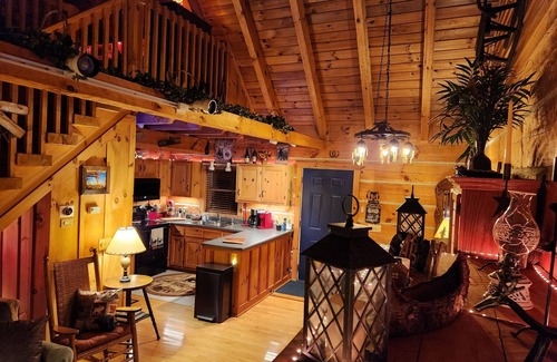 Vesta Cabin | Family-owned, Views, Peaceful & Cozy Year Round.