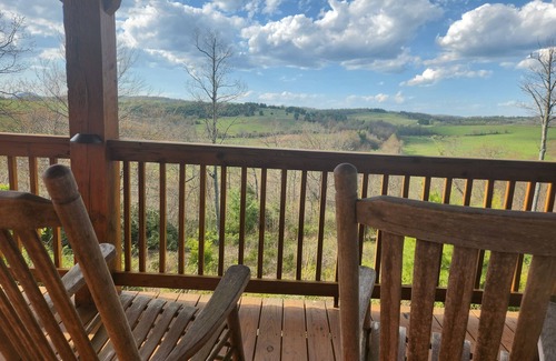 Vesta Cabin | Family-owned, Views, Peaceful & Cozy Year Round.