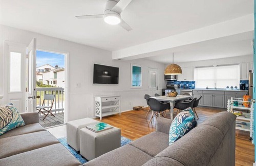 Crescent Beach Apartment | Family Pet-Friendly Getaway Beach Nest #3