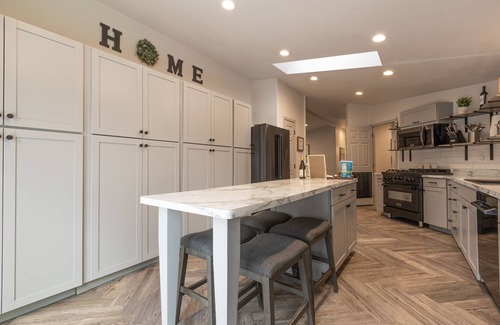 Pinetop-Lakeside Ski Chalet | Family & Pet Friendly! HotTub, Playground, Gym & More! Near Lakes & Skiing!
