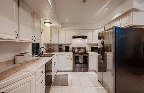 Bailey House | Family & Pet Friendly - Hot Tub - 2 King Beds - Near Denver - Views - Wildlife