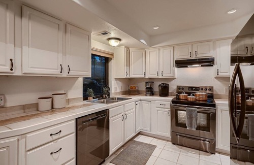 Bailey House | Family & Pet Friendly - Hot Tub - 2 King Beds - Near Denver - Views - Wildlife