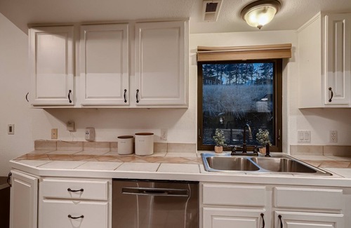 Bailey House | Family & Pet Friendly - Hot Tub - 2 King Beds - Near Denver - Views - Wildlife
