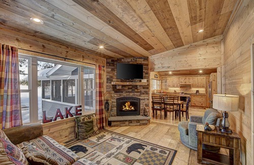 Eagle River Cottage | Family & Pet Friendly Luxury Cottage on Crystal Clear, PRIVATE Meta Lake!