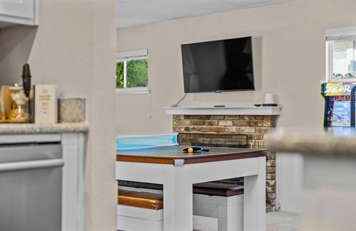 West Sacramento House | Family & Pet Hot Tub Playhouse