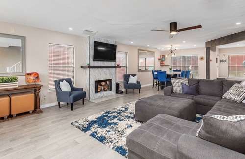 Wetmore House | Family Retreat Centrally located w/ Luxury Beds! Right in heart of NORTH SA!