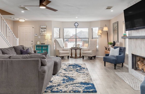Wetmore House | Family Retreat Centrally located w/ Luxury Beds! Right in heart of NORTH SA!