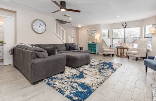 Wetmore House | Family Retreat Centrally located w/ Luxury Beds! Right in heart of NORTH SA!