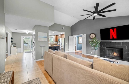 Peacock House | Family Retreat with Pickleball and Fire Pit