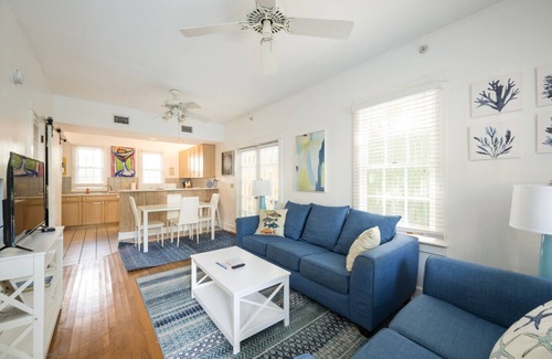 White St. Gallery House | Family Reunion Compound - Great for Groups! Large pool.