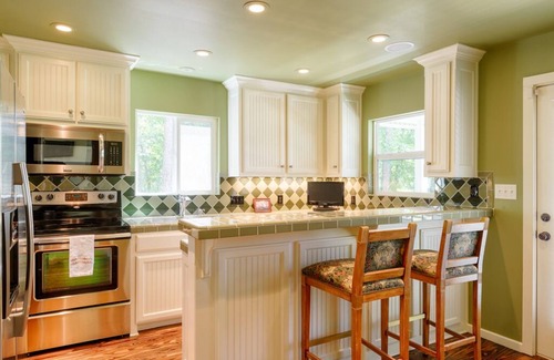 Mount Vernon House | Family Reunion & Group Retreat - 3 Homes on 120 Acres, Pool and Lake, Fishing
